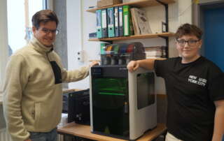 Stolz präsentieren Schüler den neuen 3D Drucker.