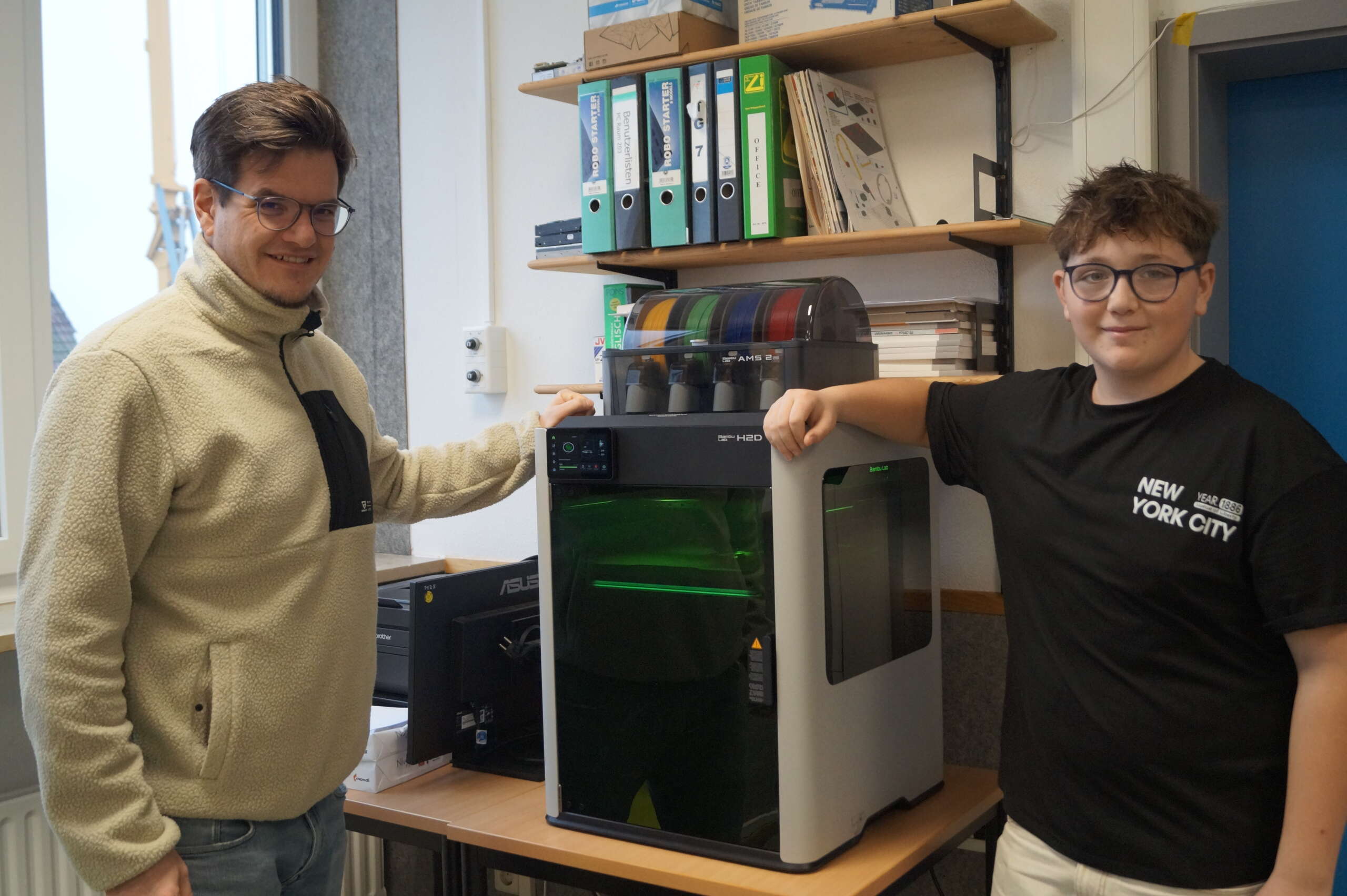 Stolz präsentieren Schüler den neuen 3D Drucker.
