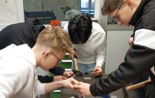 Motiviert gehen die Schüler ans Werk.