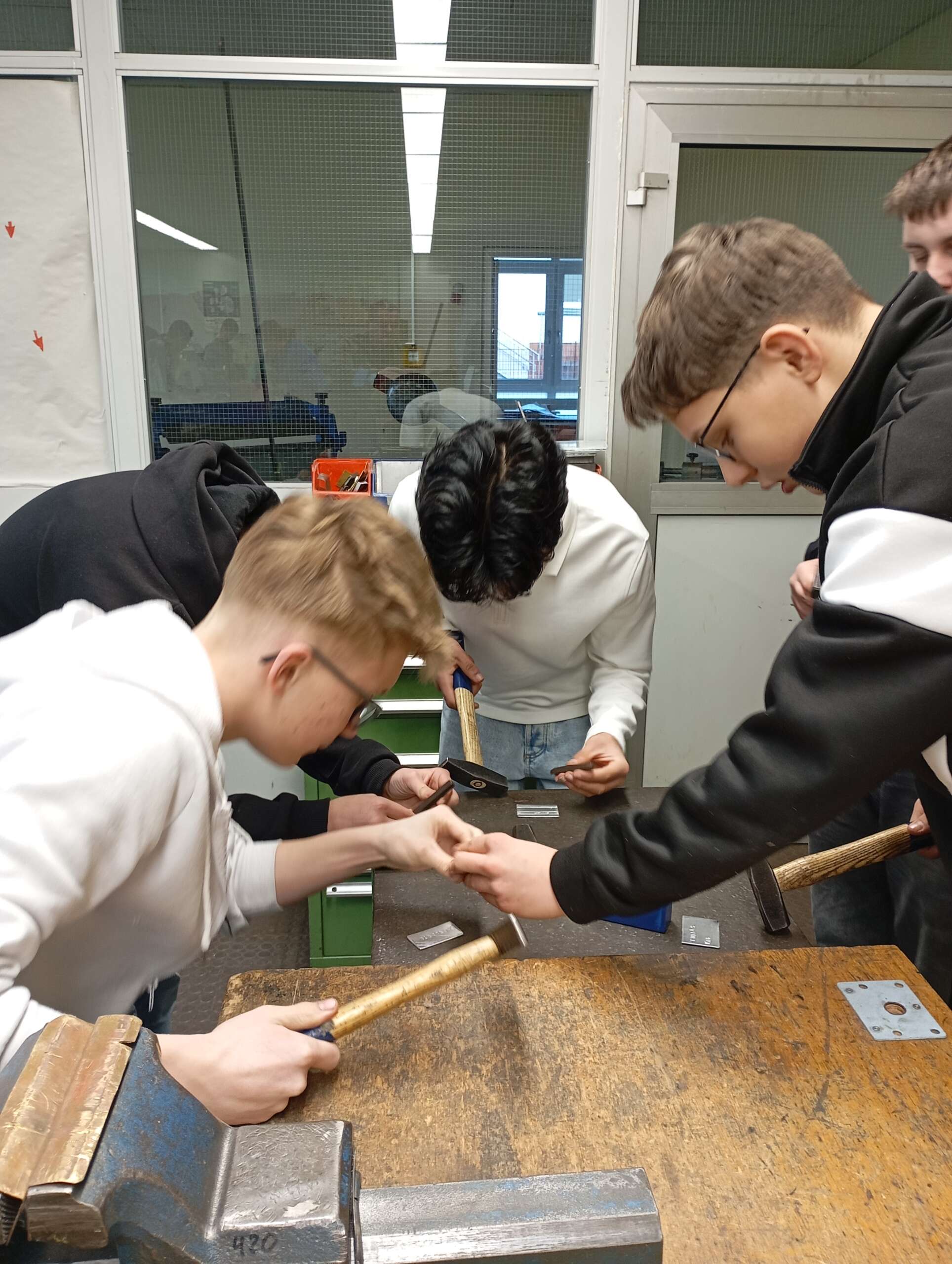 Motiviert gehen die Schüler ans Werk.